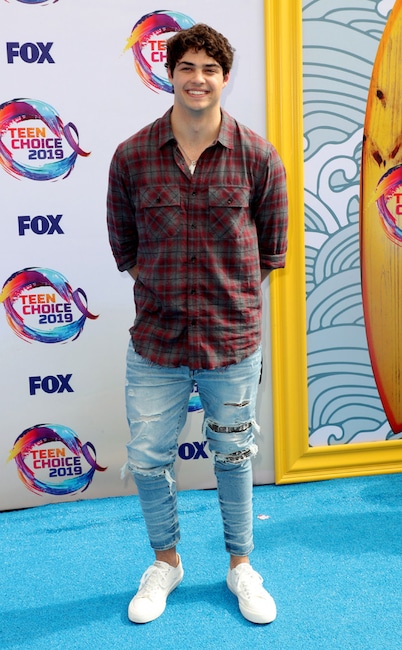 rs_634x1024-190811161139-634-Noah-Centineo-teen-choice-awards-2019-me-81119 Top Ten dei look ai Teen Choice Awards 2019